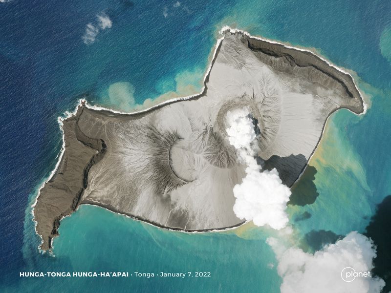 &copy; Reuters. 　１月１６日、南太平洋の島国トンガ沖で海底火山が大規模噴火を起こし、津波が発生した影響で、同国では電話やインターネットがつながらない状況が続いている。写真は噴火前の海底火