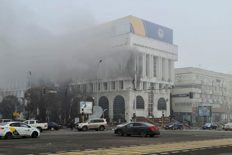 &copy; Reuters. 　１月１４日、暗号資産（仮想通貨）ビットコインの採掘業者にとって「天国」だったカザフスタンが、その輝きを失うかもしれない。写真は主要都市アルマトイで６日、抗議デモを受け煙