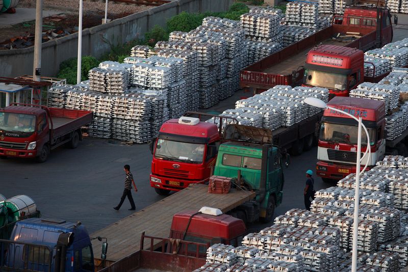 &copy; Reuters. 　１月１７日、中国国家統計局が発表した２０２１年のアルミニウム生産量は、前年比４．８％増の３８５０万トンとなり過去最高を更新した。写真は２０１２年９月、中国江蘇省で撮影（