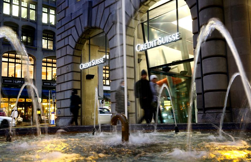 © Reuters. The logo of Swiss bank Credit Suisse is seen at a branch office in Zurich, Switzerland, November 3, 2021.  REUTERS/Arnd WIegmann