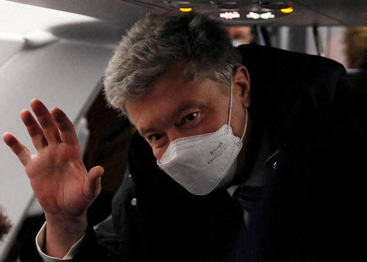 &copy; Reuters. Ukrainian former President Petro Poroshenko gestures inside a plane before departing for Kyiv, at Warsaw Chopin Airport in Warsaw, Poland January 17, 2022. REUTERS/Gleb Garanich