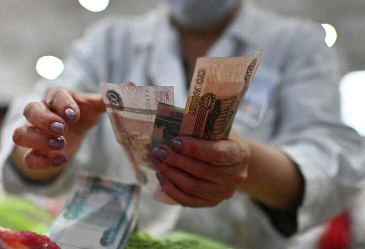 &copy; Reuters. A vendor counts Russian rouble banknotes at a market in Omsk, Russia October 29, 2021. REUTERS/Alexey Malgavko