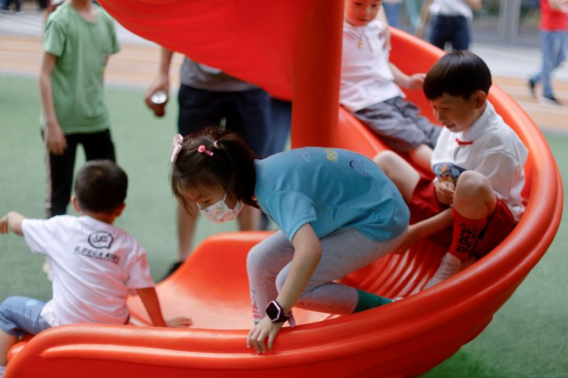 &copy; Reuters. FOTO DE ARCHIVO: Varios niños juegan en un parque en el interior de un centro comercial de Shanghái, China, el 1 de junio de 2021. REUTERS/Aly Song