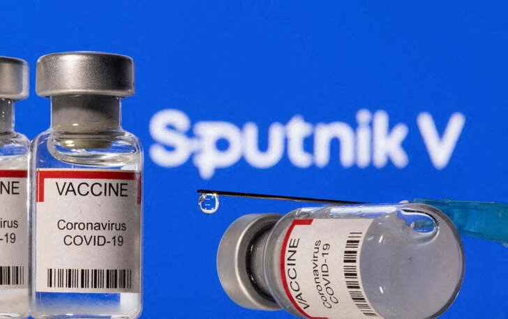 &copy; Reuters. Vials labelled "VACCINE Coronavirus COVID-19" and a syringe are seen in front of a displayed Sputnik V logo in this illustration taken December 11, 2021. REUTERS/Dado Ruvic/Illustration