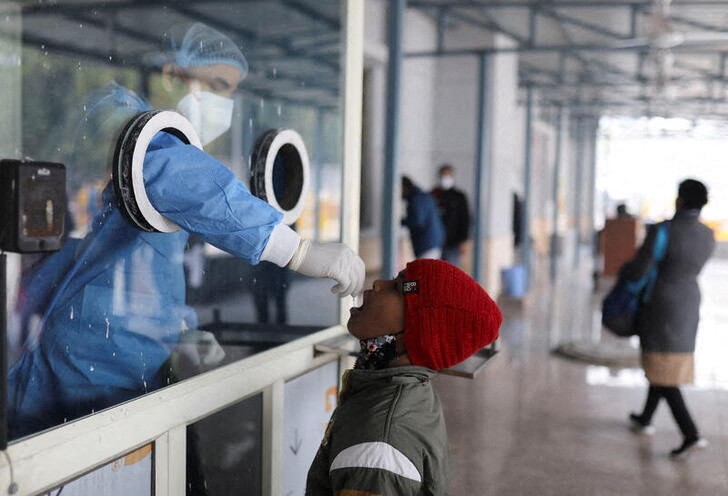 &copy; Reuters. 　インドの首都デリーと金融都市ムンバイでは新型コロナウイルスの感染が過去２日で大幅に減少、感染者の大半が自宅療養で回復した。地元政府が１７日明らかにした。写真は１４日、ニ