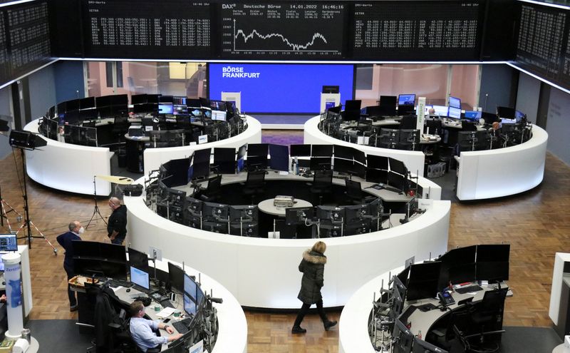 &copy; Reuters. رسم بياني عن المؤشر داكس الألماني داخل البورصة في مدينة فرانكفورت بألمانيا يوم 14 يناير كانون الثاني 2022. تصوير: رويترز.
