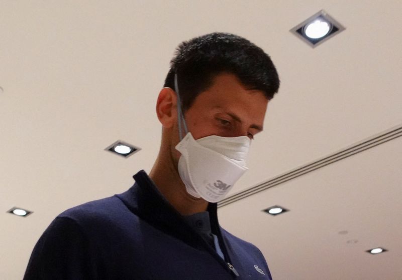 &copy; Reuters. El tenista serbio Novak Djokovic en el aeropuerto de Melbourne, Australia, el 16 de enero de 2022. REUTERS/Loren Elliott