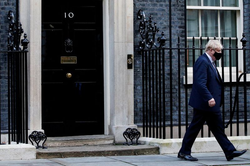 &copy; Reuters. Premiê britânico, Boris Johnson, deixa residência oficial em Downing Street, em Londres
12/01/2022 REUTERS/Paul Childs