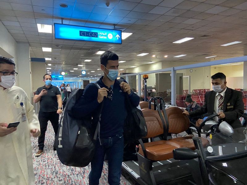 &copy; Reuters. Tenista Novak Djokovic chega a Dubai, nos Emirados Árabes Unidos, após ter seu visto cancelado na Austrália
17/01/2022 REUTERS/Abdel Hadi Ramahi