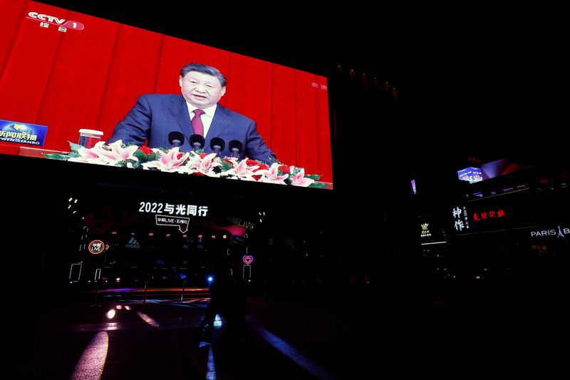 &copy; Reuters. Discurso do presidente chinês Xi Jinping é projetado em telão na cidade de Pequim
31/12/2021
REUTERS/Florence Lo