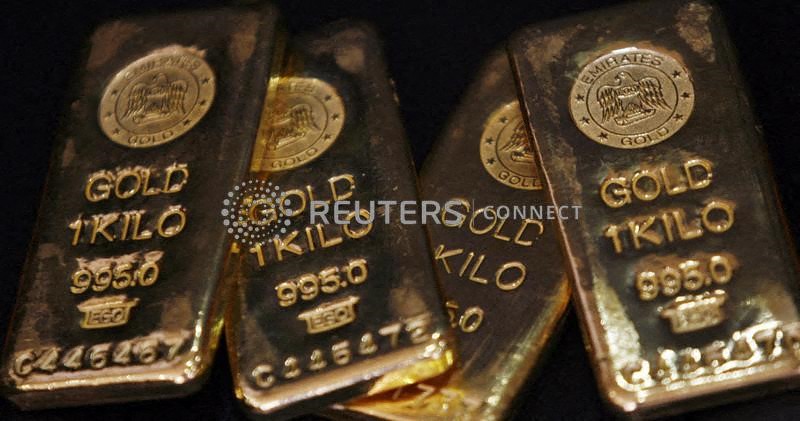 &copy; Reuters. Gold bars are displayed to be photographed at bullion house in Mumbai December 3, 2009. REUTERS/Arko Datta (INDIA BUSINESS)