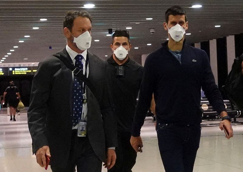 © Reuters. Serbian tennis player Novak Djokovic walks in Melbourne Airport before boarding a flight, after the Federal Court upheld a government decision to cancel his visa to play in the Australian Open, in Melbourne, Australia, January 16, 2022. REUTERS/Loren Elliott
