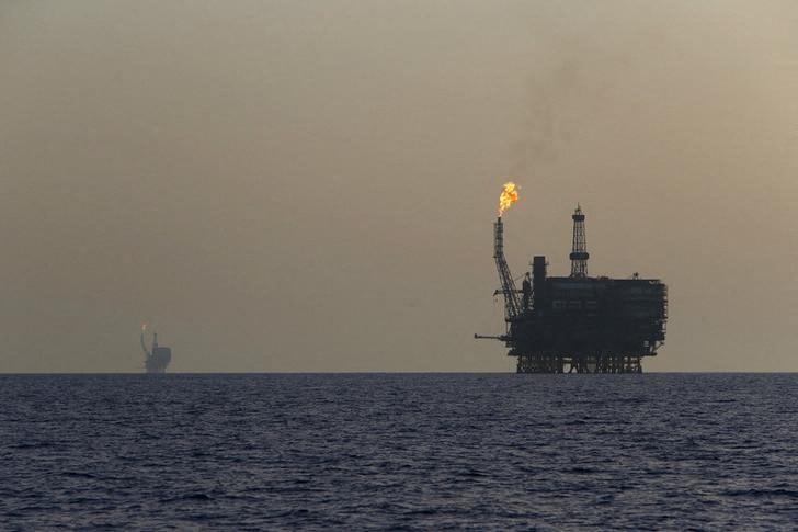&copy; Reuters. Offshore oil platforms are seen at the Bouri Oil Field off the coast of Libya August 3, 2015. Oil prices lurched 5 percent lower on Monday to their lowest since January, taking global benchmark Brent below $50 a barrel as weak factory activity in China de