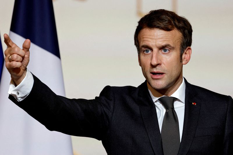 &copy; Reuters. Presidente da França, Emmanuel Macron, durante cerimônia no Palácio do Eliseu, em Paris
12/01/2022 Ludovic Marin/Pool via REUTERS