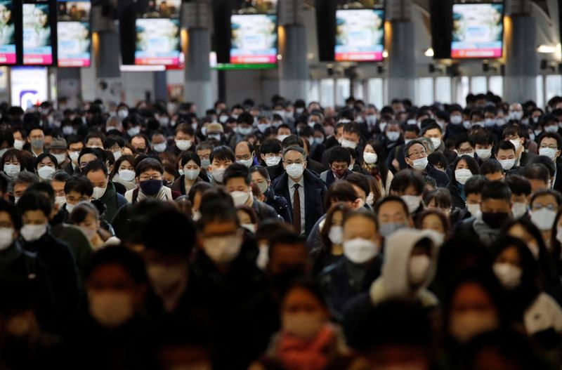 &copy; Reuters. Passageiros usando máscaras de proteção em estação de trem em Tóquio
17/01/2022 REUTERS/Kim Kyung-Hoon