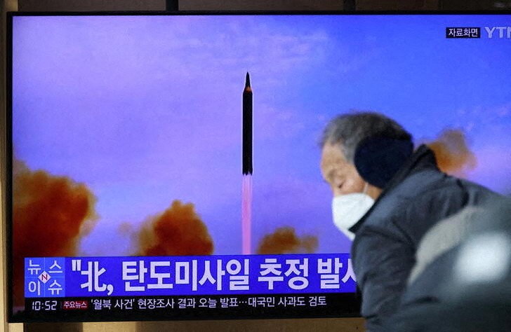 &copy; Reuters. Pessoas assistem à transmissão na TV em Seul, na Coreia do Sul, sobre lançamento de míssil pela Coreia do Norte
05/01/2022 REUTERS/Kim Hong-Ji