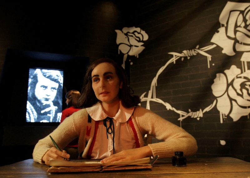 &copy; Reuters. FOTO DE ARCHIVO: Una figura de cera de Ana Frank es presenteda al público en el museo de Madame Tussaud en Berlín, 19 de diciembre del 2008. REUTERS/Tobias Schwarz     