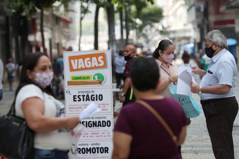 © Reuters. Pessoas procuram oportunidades de emprego no centro de São Paulo (SP)
06/10/20202
REUTERS/Amanda Perobelli