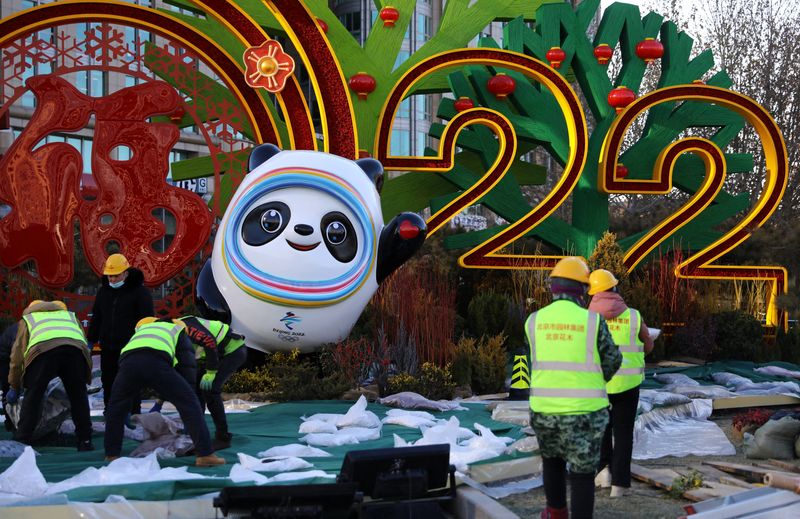 &copy; Reuters. Alcuni operai costruiscono un'installazione con Bing Dwen Dwen, la mascotte dei Giochi Olimpici ivernali di Pechino 2022, a Pechino, Cina , 17 gennaio 2022. REUTERS/Tingshu Wang
