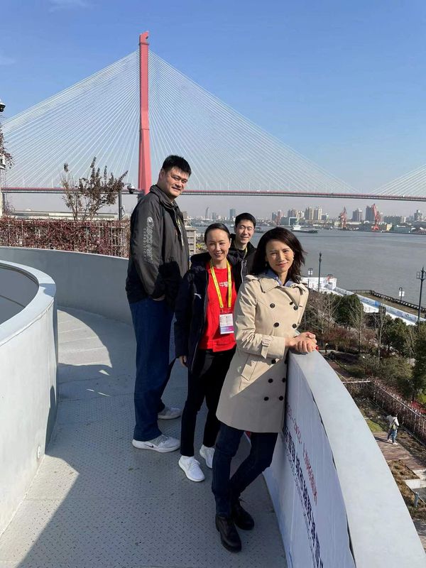&copy; Reuters. La tenista china Peng Shuai, el exjugador de baloncesto de la NBA Yao Ming, la regatista Xu Lijia y el tenista de mesa chino retirado Wang Liqin, en un evento en Shanghái, China, en esta imagen fija subida a las redes sociales el 19 de diciembre de 2021.