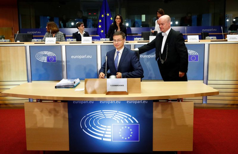 &copy; Reuters. FOTO DE ARCHIVO: El vicepresidente de la Comisión Europea, Valdis Dombrovskis, de Letonia, asiste a su audiencia ante el Parlamento Europeo en Bruselas, Bélgica, el 8 de octubre de 2019. REUTERS/Francois Lenoir
