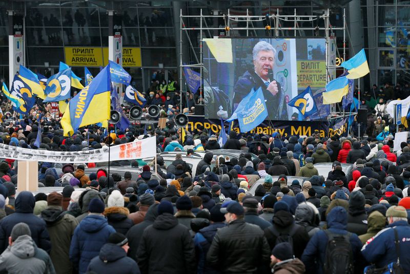 &copy; Reuters. Ukrainian former President Petro Poroshenko is seen on a screen as he addresses his supporters upon arrival at Zhulyany airport in Kyiv, Ukraine January 17, 2022. REUTERS/Gleb Garanich