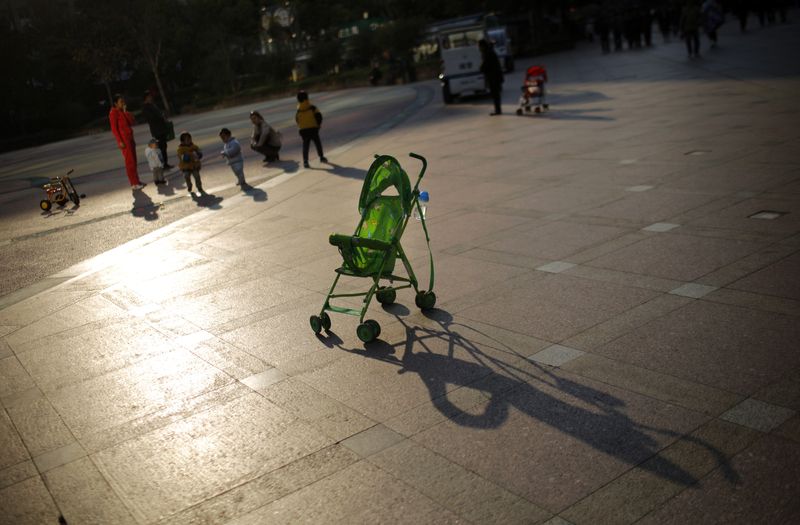 &copy; Reuters. Carrinho de bebê em parque no centro de Xangai
19/11/2013
REUTERS/Carlos Barria
