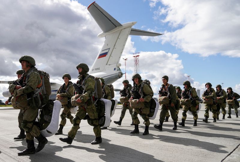 &copy; Reuters. ベラルーシ政府は１７日、２月に計画されているロシアとの共同軍事訓練に向け、ロシア軍の兵士と軍事機器類がベラルーシに到着し始めたと明らかにした。２０２１年９月撮影（２０２２