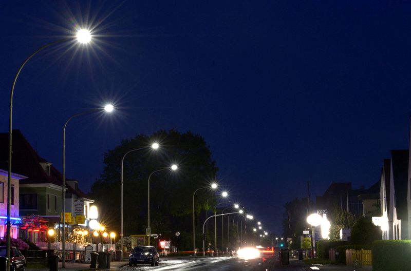 &copy; Reuters. FILE PHOTO: Light-emitting diode (LED) street lamps illuminate a road in Langen, Lower Saxony, May 23, 2013.    REUTERS/Fabian Bimmer/File Photo