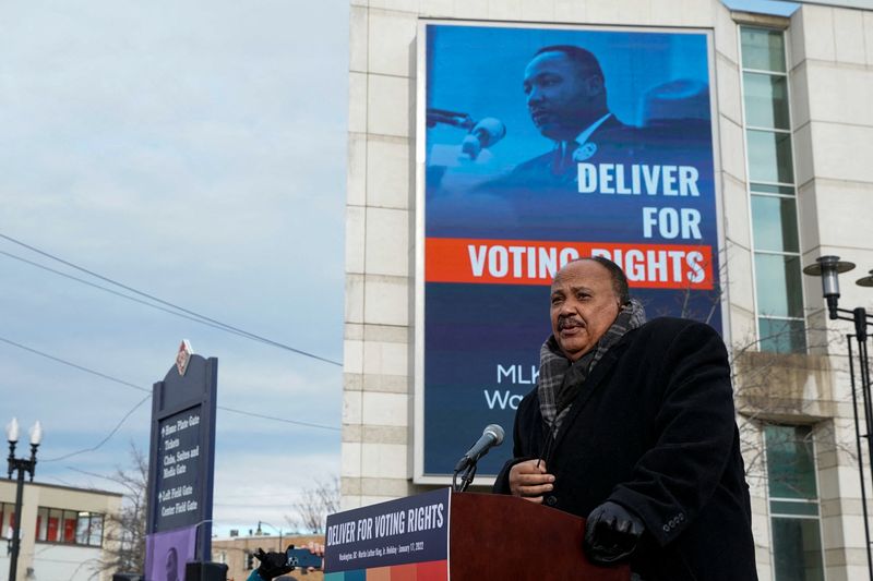 © Reuters. Martin Luther King III, the eldest son of the late civil rights activist Martin Luther King Jr., speaks before the start of a Peace Walk on the Frederick Douglass Memorial Bridge to urge Democrats to pass a law protecting voting rights during Martin Luther King Jr. Day, in Washington, U.S., January 17, 2022. REUTERS/Elizabeth Frantz