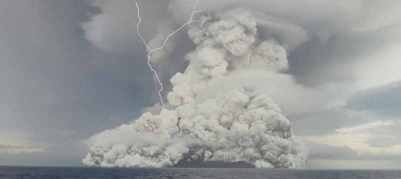 &copy; Reuters. Una erupción en el volcán submarino Hunga Tonga-Hunga Ha'apai, frente a Tonga. 14 de enero de 2022. Captura de pantalla obtenida de un vídeo de las redes sociales. Vídeo grabado el 14 de enero de 2022. Tonga Geological Services/vía REUTERS. ATENCIÓN