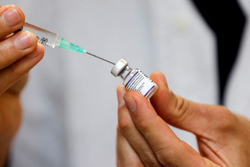 &copy; Reuters. Profissional de saúde prepara dose de vacina contra Covid-19 para aplicação em Tel Aviv
03/01/2022 REUTERS/Amir Cohen