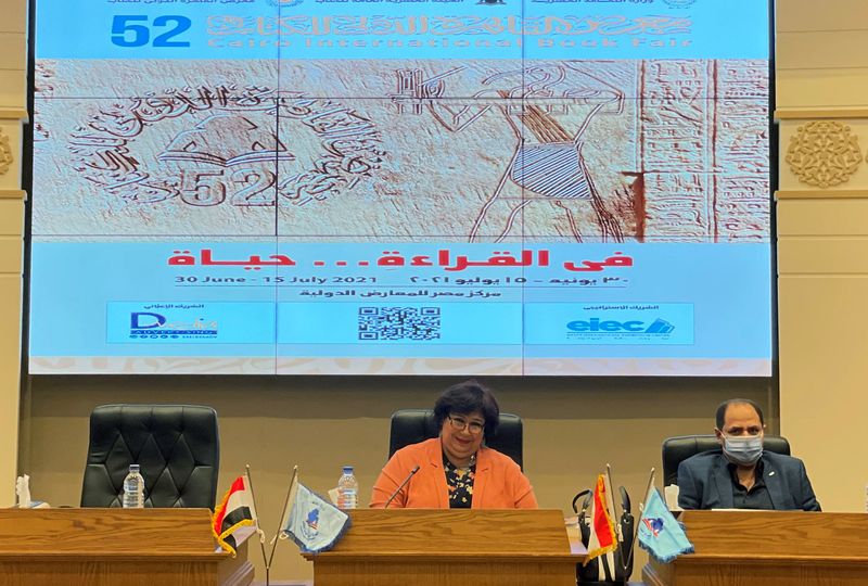 © Reuters. وزيرة الثقافة المصرية إيناس عبد الدايم في المؤتمر الصحفي للدورة 52 من معرض القاهرة الدولي للكتاب في 22 يونيو حزيران 2021. رويترز