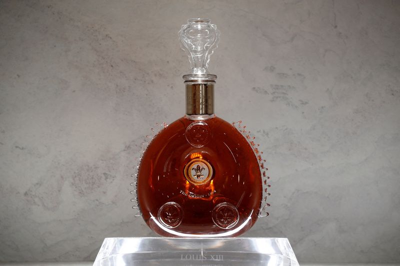 &copy; Reuters. IMAGEN DE ARCHIVO. Una botella de coñac Remy Martin LOUIS XIII se ve en la sede de Remy Cointreau SA, en París, Francia