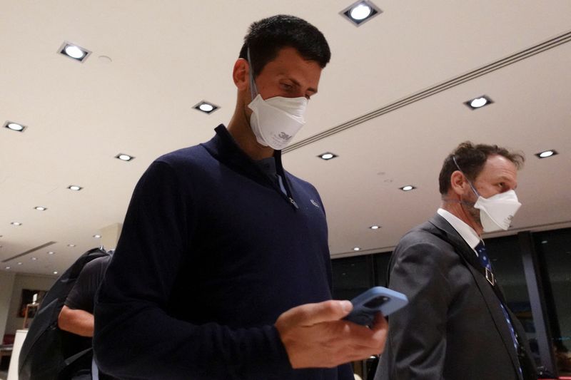 &copy; Reuters. El tenista serbio Novak Djokovic camina en el aeropuerto de Melbourne, Australia, el 16 de enero, 2022. REUTERS/Loren Elliott