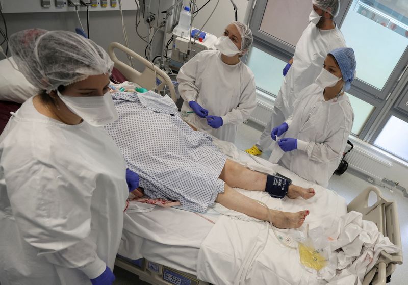 &copy; Reuters. Profissionais de saúde tratam paciente com Covid-19 em unidade de terapia intensiva de hospital em Mulhouse, na França
16/12/2021 REUTERS/Yves Herman