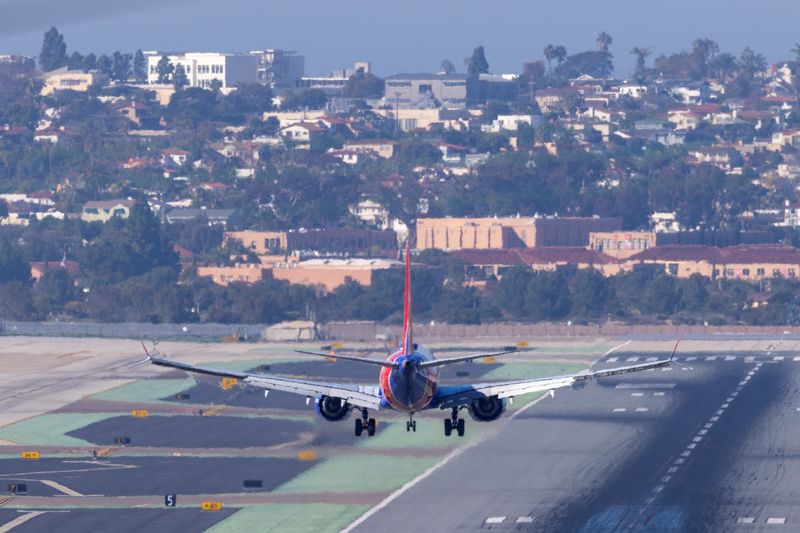 &copy; Reuters. FILE PHOTO: A Southwest Airlines plane approaches to land at San Diego International Airport as U.S. telecom companies, airlines and the FAA continue to discuss the potential impact of 5G wireless services on aircraft electronics in San Diego, California,