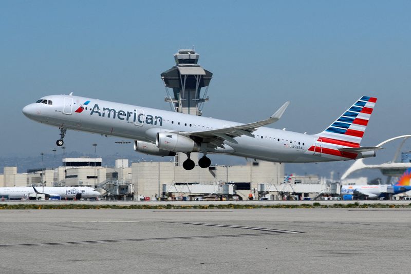 &copy; Reuters. Foto de archivo de un Airbus A321-200 de American Airlines despegando del Los Angeles International airport (LAX) en Los Angeles, California
Mar 28, 2018. REUTERS/Mike Blake/
