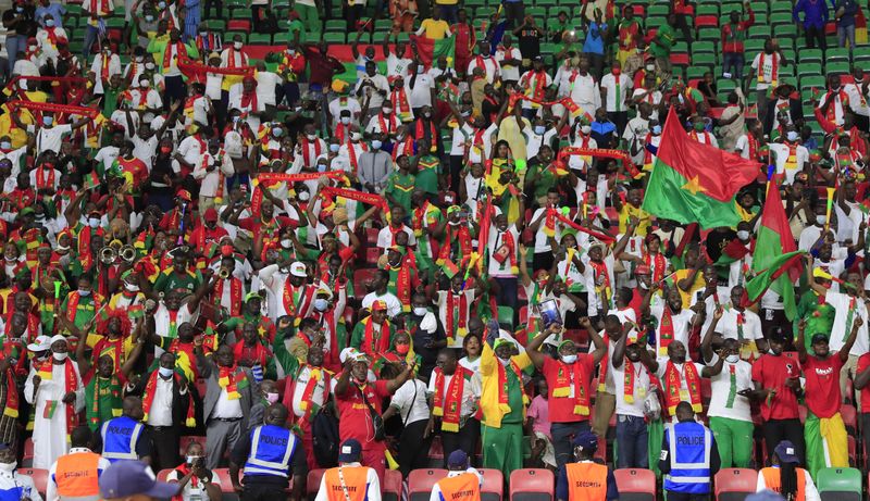© Reuters. جماهير بوركينا فاسو داخل ملعب مباراة الرأس الأخضر بياوندي يوم 13 يناير كانون الثاني 2022. تصوير:ثائر السوداني-رويترز.