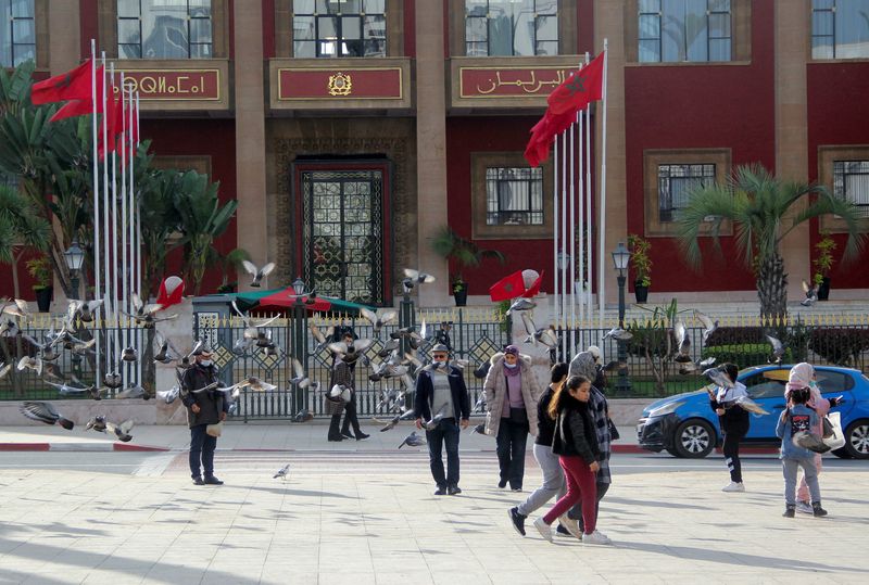 &copy; Reuters. أشخاص يسيرون قرب مبنى البرلمان في الرباط بالمغرب يوم 11 يناير كانون الثاني 2022 في ظل انتشار فيروس كورونا. تصوير:شيرين طلعت-رويترز.