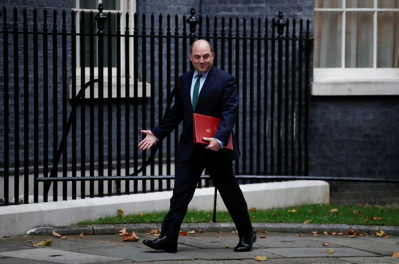 &copy; Reuters. IMAGEN DE ARCHIVO. El secretario de Defensa británico, Ben Wallace, camina en las afueras de Downing Street, en Londres, Inglaterra, Octubre 27, 2021. REUTERS/Peter Nicholls