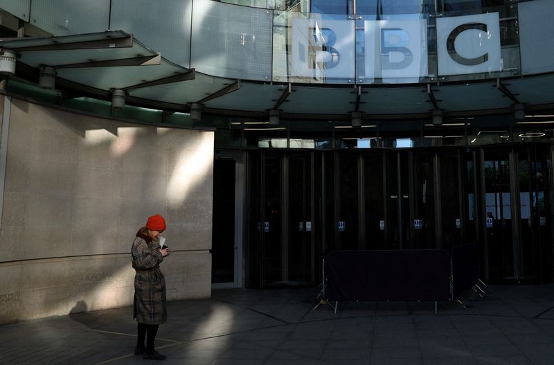 © Reuters. شخص يقف خارج  مقر هيئة الإذاعة البريطانية (بي.بي.سي) في لندن يوم الاثنين. تصوير:رويترز.