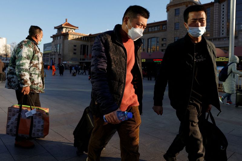 &copy; Reuters. أفراد يضعون كمامات للوقاية من فيروس كورونا في بكين يوم الاثنين. تصوير: كارلوس جارسيا رولنز - رويترز. 