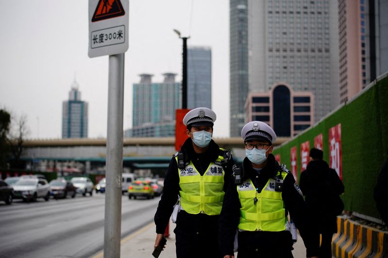 &copy; Reuters.  １月１７日、中国が新型コロナウイルスの感染を徹底的に封じ込める「ゼロコロナ戦略」を強化しつつある。上海で撮影（２０２２年　ロイター/Aly Song）