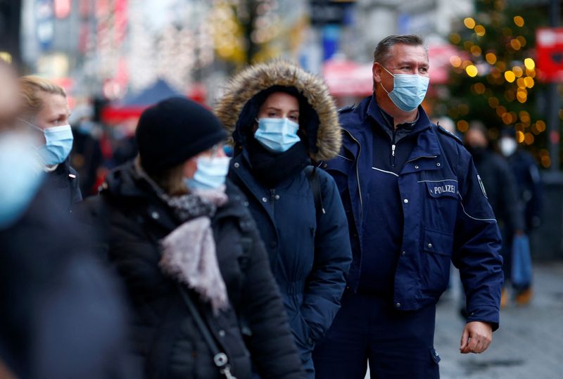 &copy; Reuters. أفراد يضعون كمامات للوقاية من فيروس كورونا في كولونيا بألمانيا يوم أول ديسمبر كانون الأول 2021. تصوير: تيلو شمولجن - رويترز. 