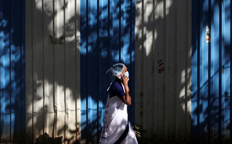 &copy; Reuters. امرأة تضع كمامة للوقاية من فيروس كورونا في مومباي يوم العاشر من يناير كانون الثاني 2022. تصوير: فرانسيس ماسكارينهاس - رويترز. 