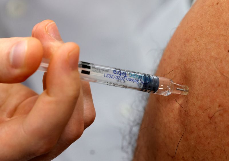 &copy; Reuters.  １月１７日、昨シーズンはほぼ消滅していたインフルエンザが、この冬は予想以上のスピードで欧州に戻ってきた。写真は２０２０年１０月、仏グゾークールでインフルエンザの予防接種