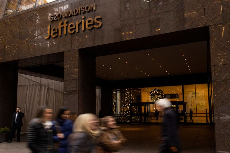 &copy; Reuters. FILE PHOTO: People walk outside of Jefferies Financial Group offices in Manhattan, New York, U.S., December 8, 2021. REUTERS/Eduardo Munoz