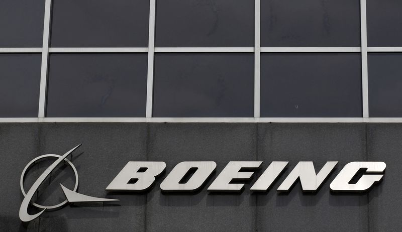 &copy; Reuters. FILE PHOTO: The Boeing logo is seen at their headquarters in Chicago, in this April 24, 2013 photo. REUTERS/Jim Young