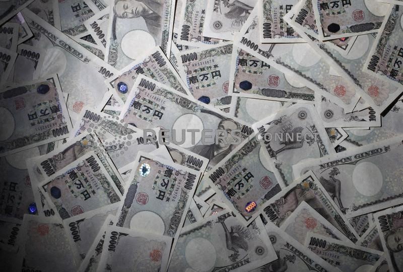 &copy; Reuters. Japanese 10,000 yen bank notes are scattered at an office of World Currency Shop in Tokyo in this August 9, 2010 illustrative picture. REUTERS/Yuriko Nakao